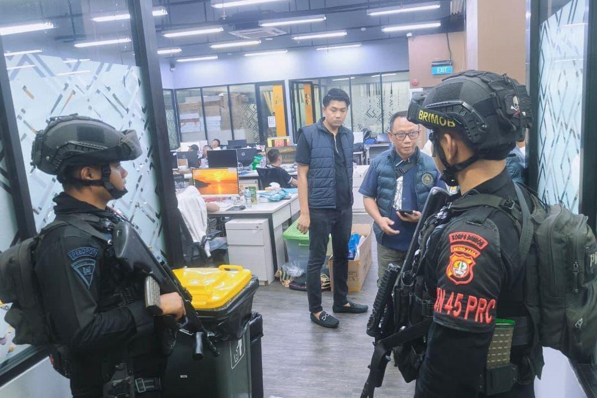 Bos-Judol-Internasional-Diburu-Polisi-321-WNA-Ditangkap-di-Markas-Hayam-Wuruk-Jakbar.jpg