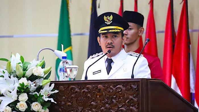 Bupati-Bekasi-Ade-Kuswara-Kunang-saat-menyampaikan-sambutannya.jpg