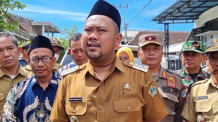 Bupati-Gresik-Fandi-Akhmad-Yani-tengah-usai-mengunjungi-warga-terdampak-bencana.jpg