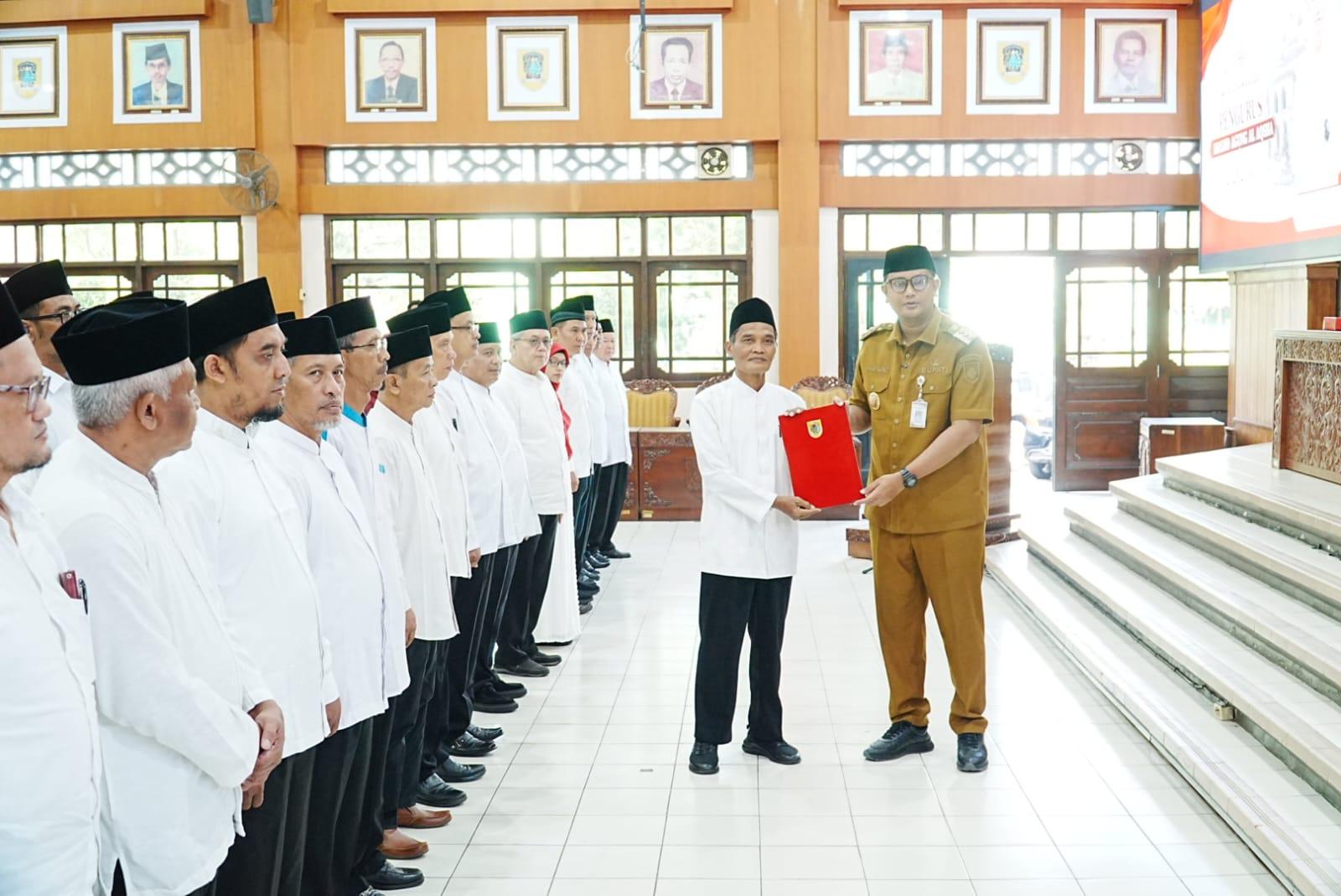 Bupati-Klaten-Hamenang-Wajar-Ismoyo-mengukuhkan-pengurus-Masjid-Agung-Al-Aqsha.jpg
