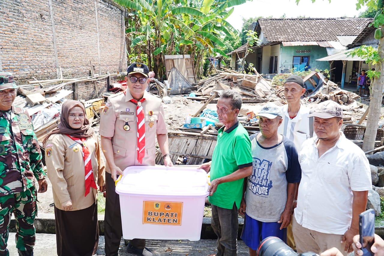 Bupati-Klaten-menyerahkan-bantuan-logistik-kepada-warga-terdampak-banjir-2026.jpg