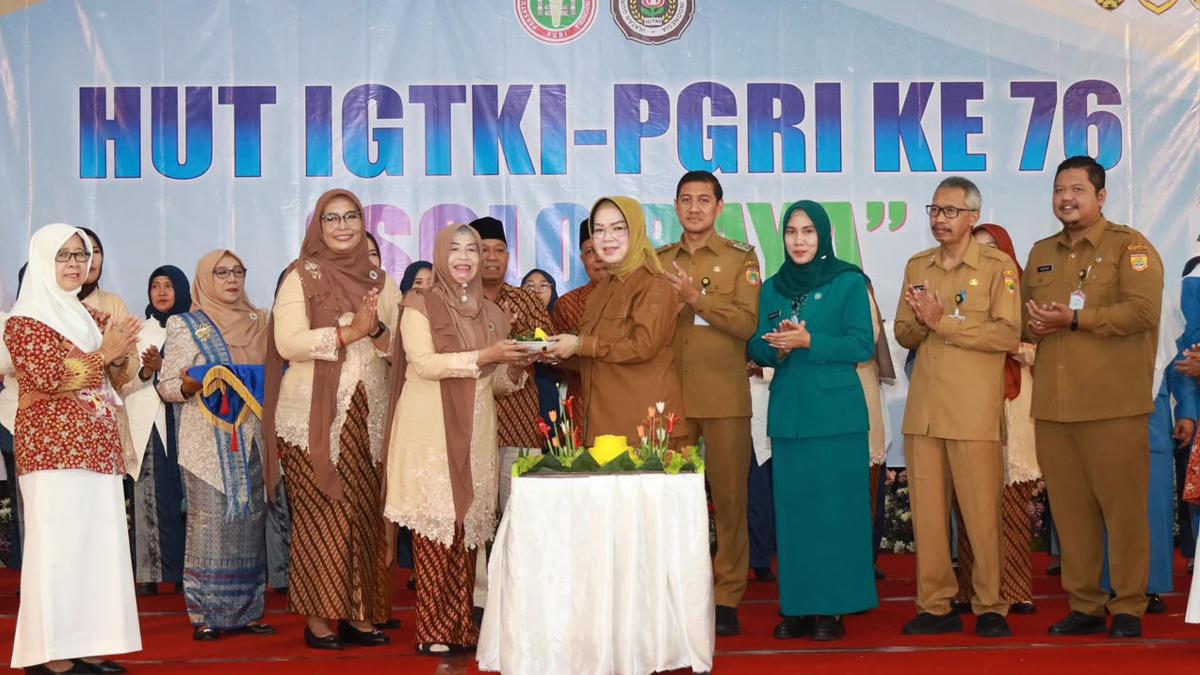 Bupati-Sukoharjo-Etik-Suryani-di-HUT-ke-76-PGRI-Soloraya.jpg