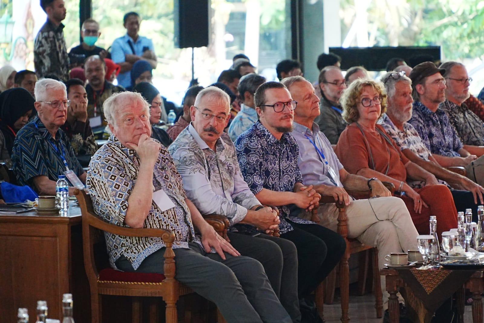 Delegasi-internasional-mengikuti-sesi-panel-35th-ICHC-2016-Klaten.jpg