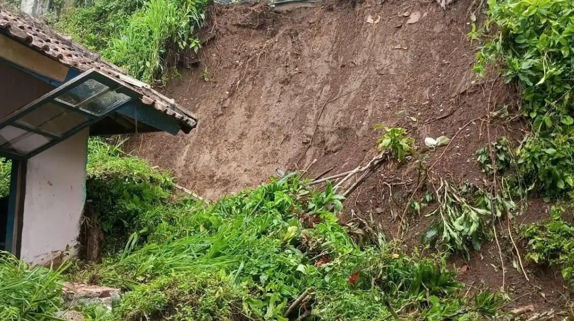 Detik-detik-mencekam-longsor-di-Cikalongwetan-1-orang-sempat-terjebak-tumpukan-tanah.jpg