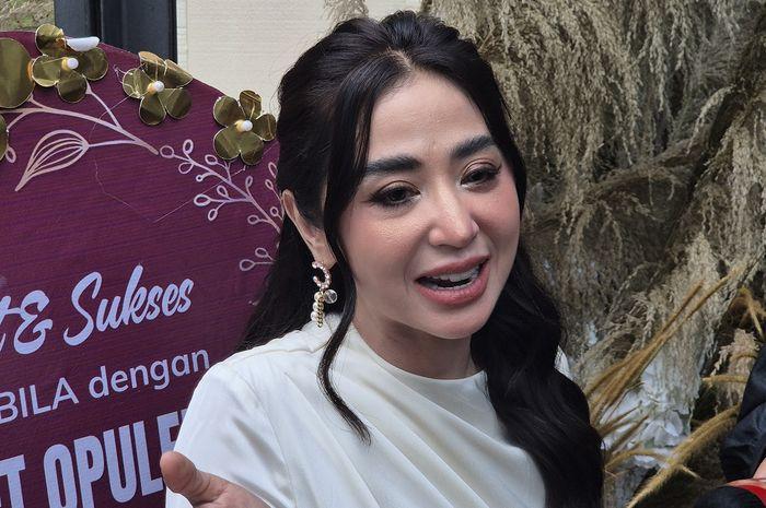 Dewi-Perssik-saat-ditemui-di-kawasan-Senayan.jpg