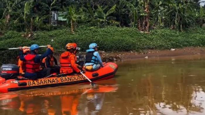 Hari-ketiga-pencarian-korban-hanyut-di-Sungai-Citarum.jpg