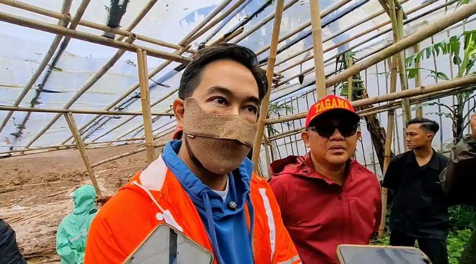 Jeje-Ritchie-Ismail-saat-melihat-kondisi-di-area-longsor-di-Desa-Pasirlangu.jpg