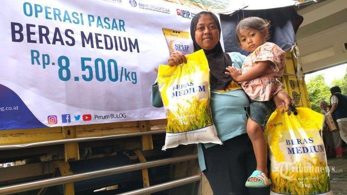 KPM-menunjukan-beras-Bansos-10-kg.jpg