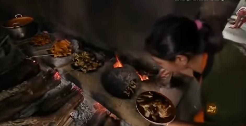 Kampung-ayam-panggang-di-Magetan-dimana-pembeli-bisa-memilih-berbagai-restoran.jpg