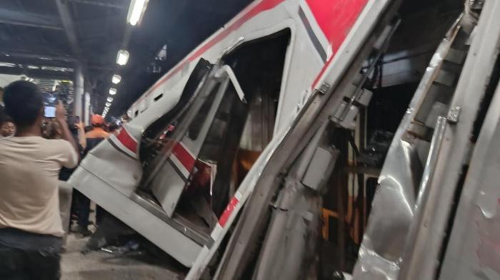 Kecelakaan-Kereta-Api-Argo-Bromo-Anggrek-dan-Kerta-Listrik-KRL.jpg
