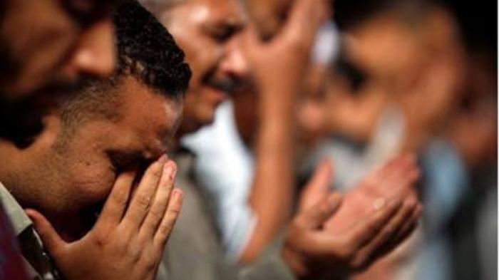 Mengusap-wajah-dengan-kedua-tangan-sering-dilakukan-oleh-umat-muslim.jpg