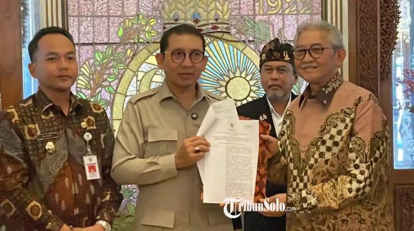 Menteri-Kebudayaan-RI-Fadli-Zon-serahkan-sk-keraton-solo.jpg