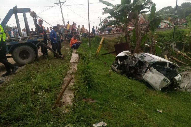 Minibus-pengantar-jemaah-haji-dihantam-Kereta-Api-Argo-Bromo.jpg
