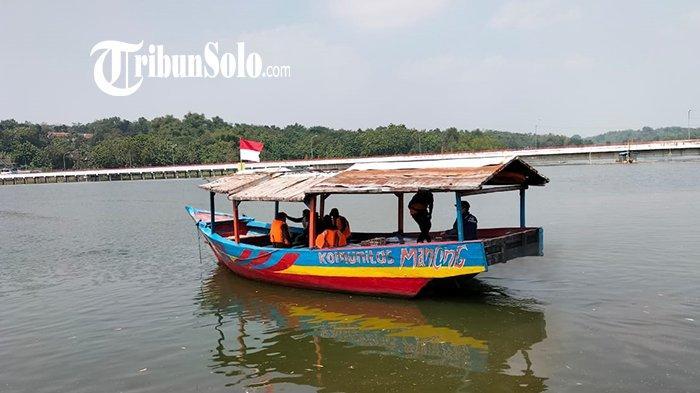 Perahu-membawa-wisatawan.jpg