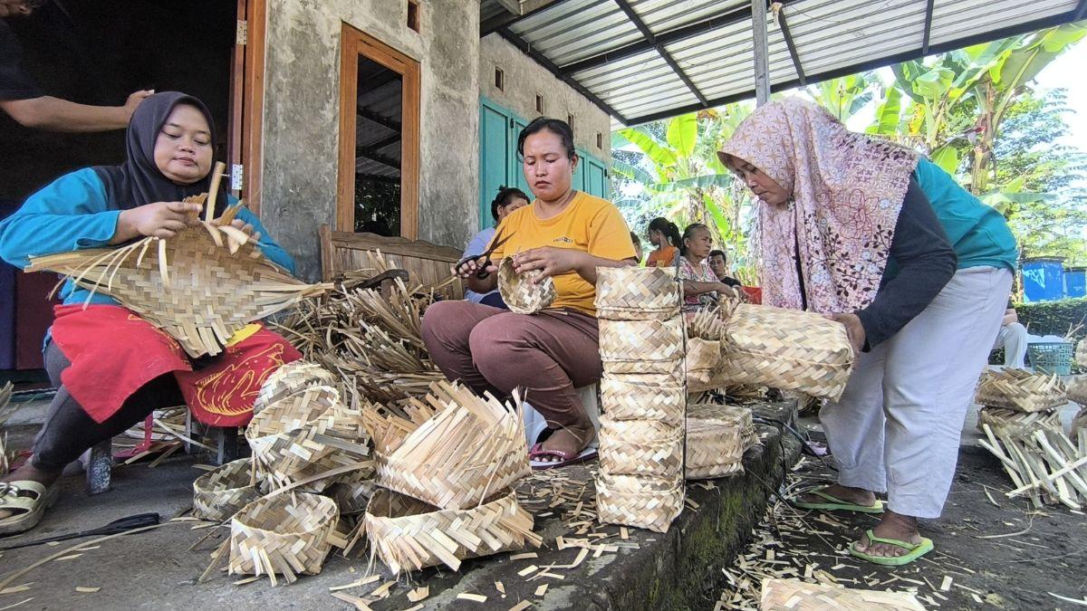 Perajin-menganyam-besek-bambu-di-Dukuh-Bero-Kecamatan-Trucuk.jpg