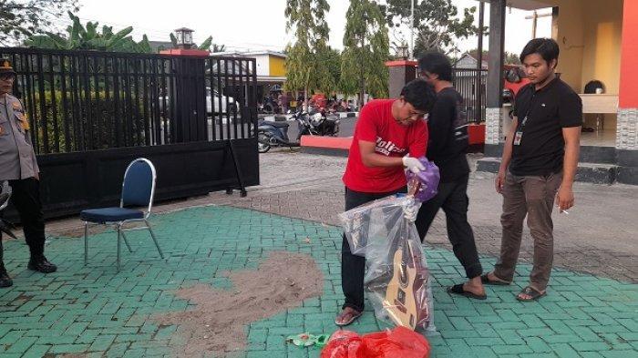 Polisi-Polresta-Mamuju-saat-melakukan-identifikasi.jpg