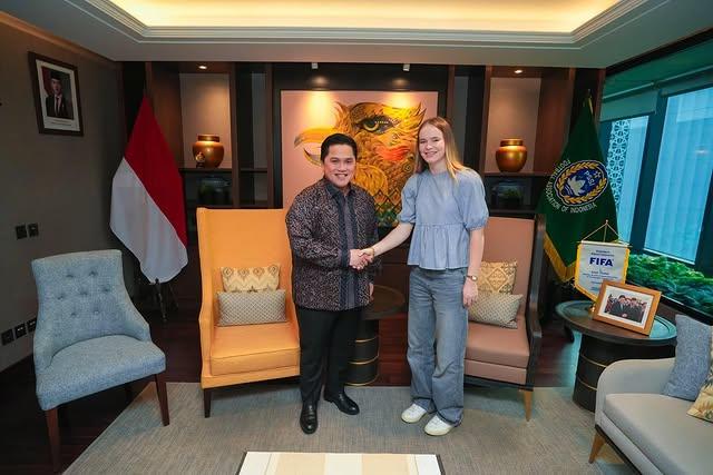 Potret-Isa-Guusje-Warps-saat-bersama-ketua-umum-PSSI-Erick-Thohir.jpg