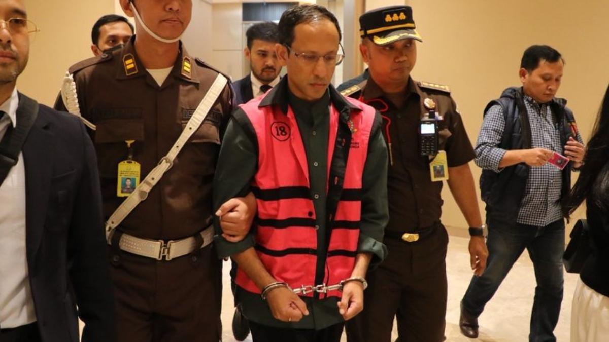Potret-Nadiem-Makarim-pakai-rompi-kuning-setelah-jadi-tersangka.jpg