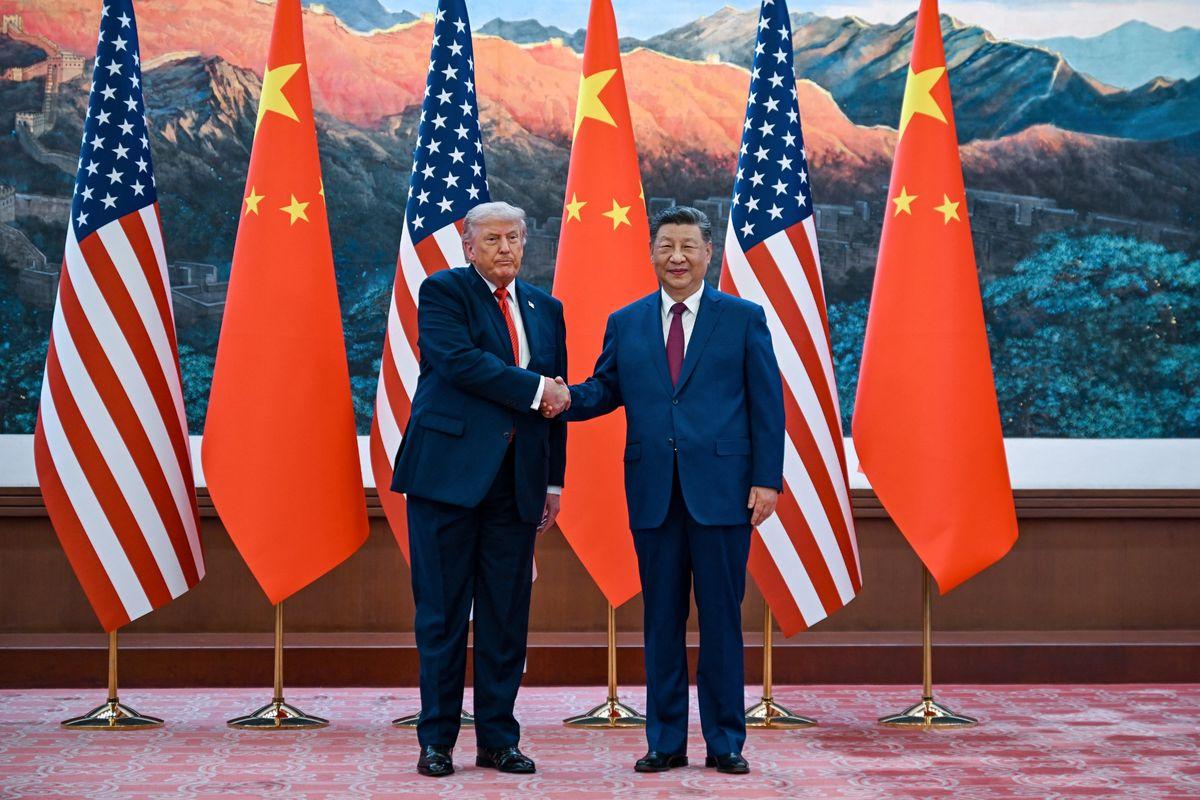 Presiden-AS-Donald-Trump-berjabat-tangan-dengan-Presiden-Tiongkok-Xi-Jinping.jpg