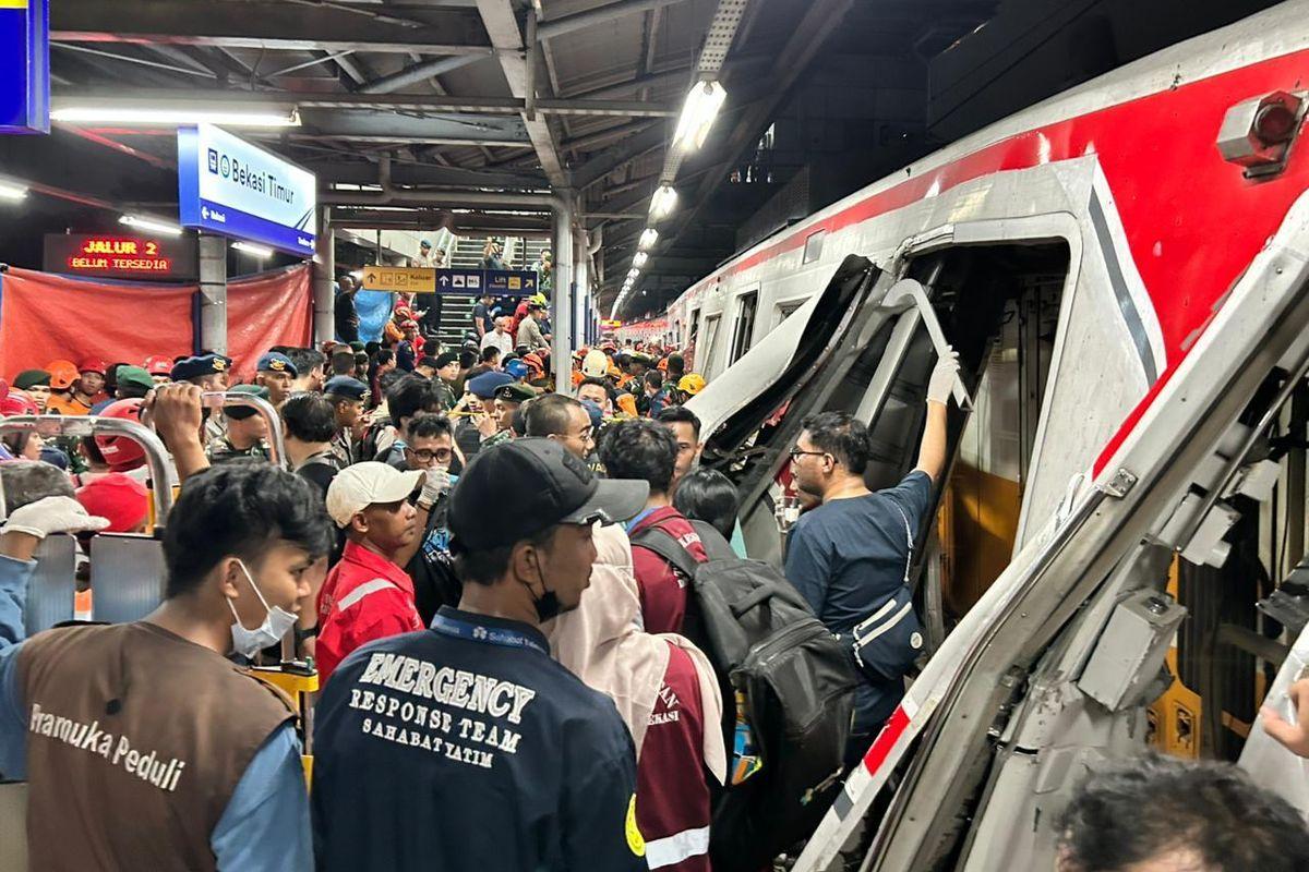 Proses-evakuasi-penumpang-KRL-Commuter-Line-di-sekitar-Stasiun-Bekasi-Timur.jpg