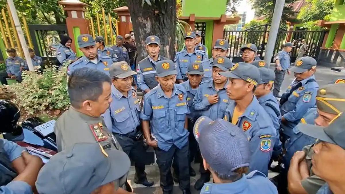 Puluhan-anggota-satuan-tugas-Linmas-geruduk-kantor-wali-kota-bekasi.jpg