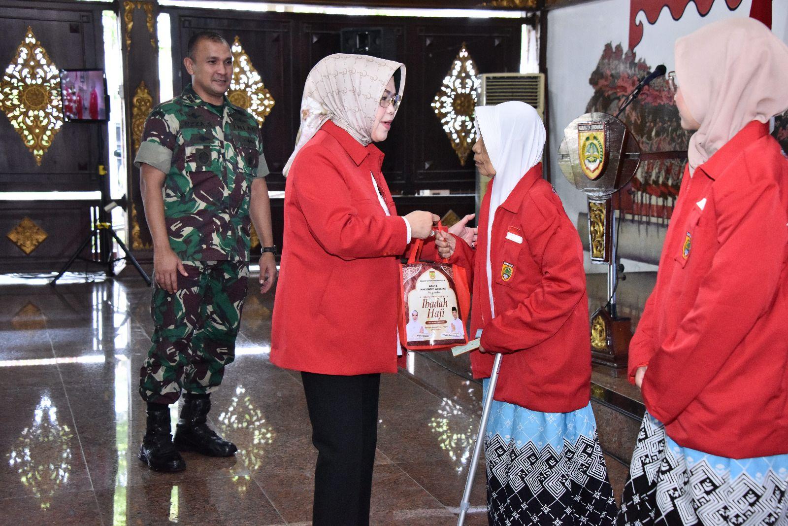 Ratusan-calon-haji-asal-Kabupaten-Sukoharjo-berpamitan-kepada-Etik-Suryani.jpg