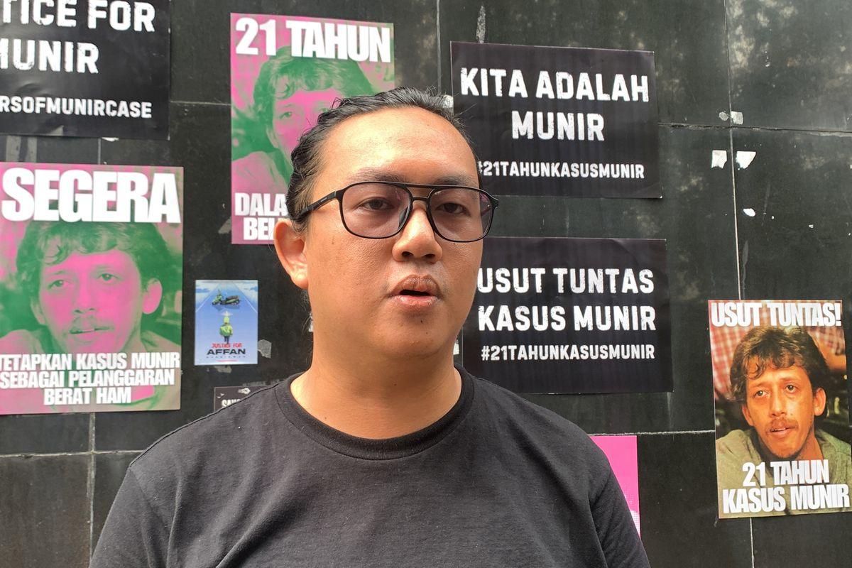 Sosok Pria Misterius Muncul Usai Andrie Yunus Disiram Air Keras, Kepala Pelontos, Singgung Profesi