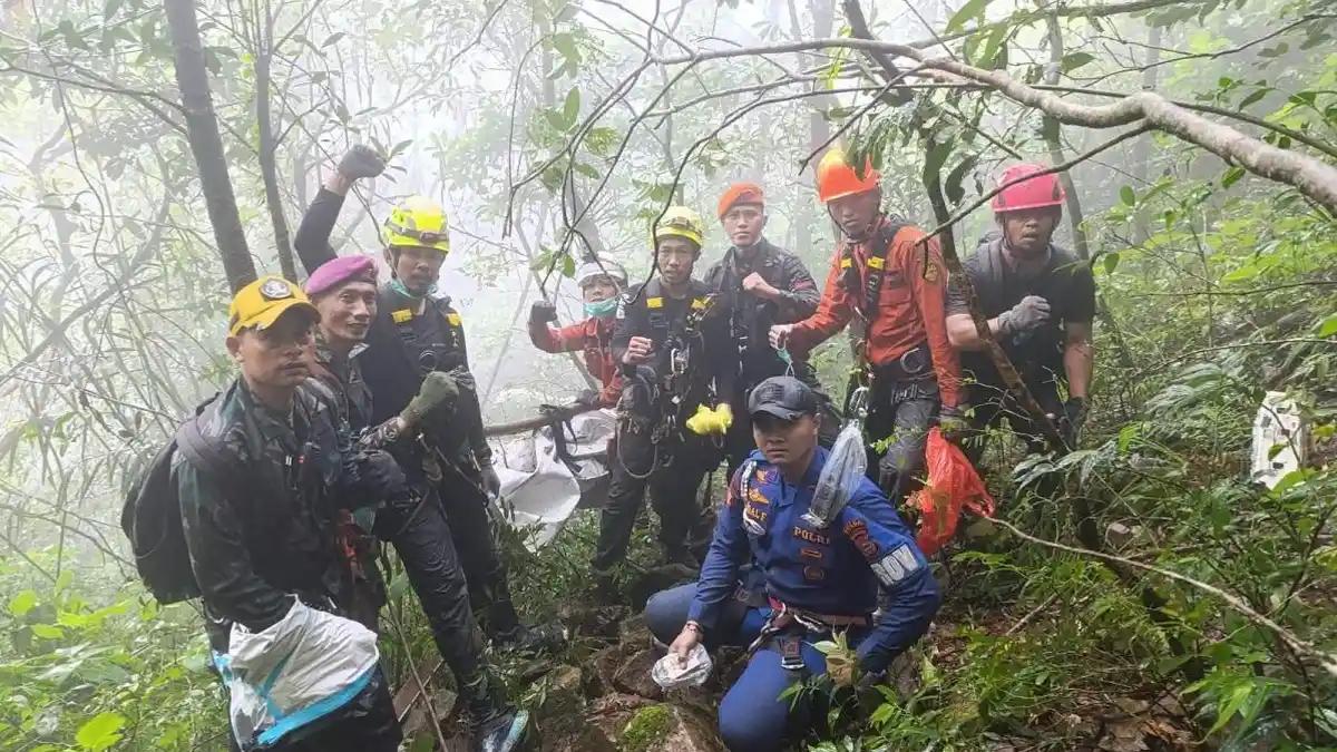 Tim-SAR-menemukan-jenazah-korban-kedua-pesawat-ATR.jpg