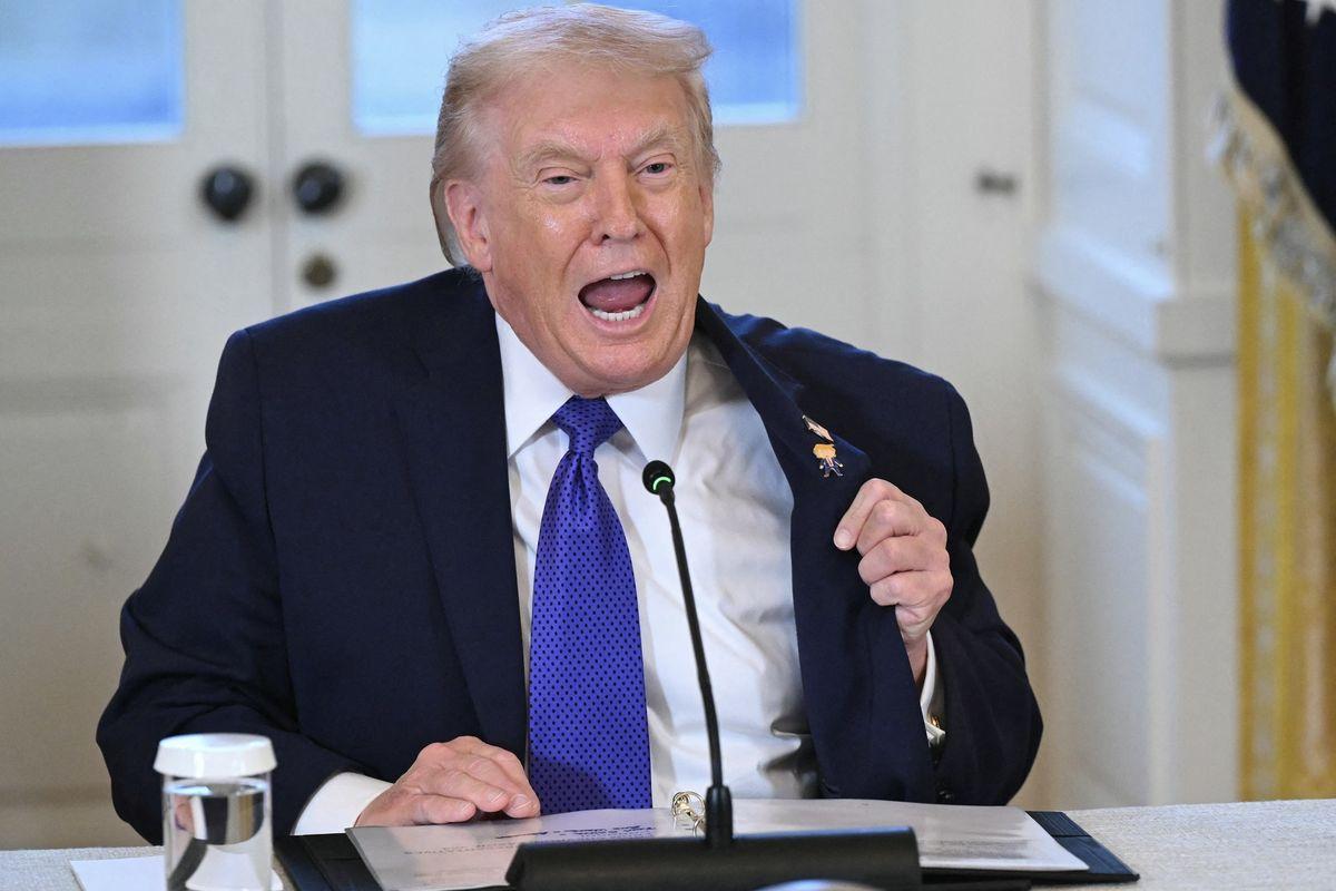 Trump-memerintahkan-militer-Amerika-Serikat-untuk-menembak-kapal-kapal-kecil-Iran.jpg