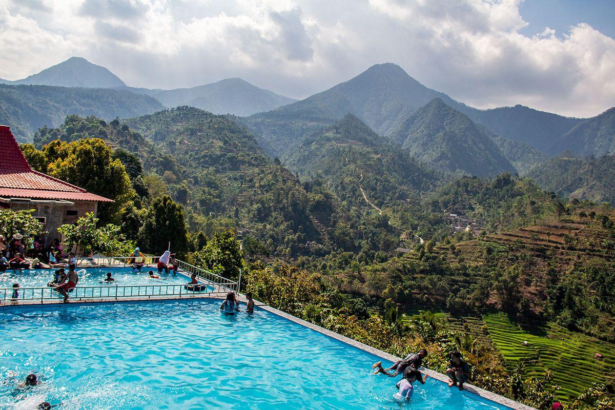 WISATA-DI-WONOGIRI-Soko-Langit-Infinity-Pool-di-Wonogiri.jpg