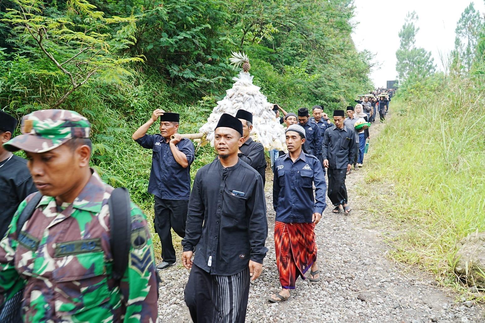 Warga-bawa-gunungan-saat-Kirab-Pager-Banyu-Klaten.jpg