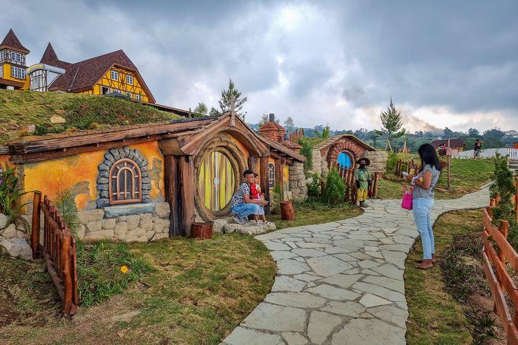 Wisatawan-berfoto-di-rumah-hobbit-Cepogo-Cheese-Park.jpg