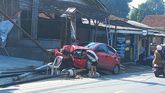 'MIRIP Ledakan Gas' Mobil Brio di Sukabumi Ringsek Tabrak 5 Tiang Besi, Roboh: 1 Orang Luka Sobek