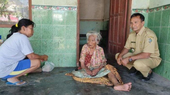 mbah-rukmi-kini-tinggal-di-teras-bekas-rumahnya3.jpg