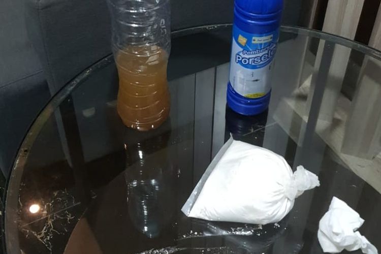 PENAMPAKAN Serbuk Putih & Cairan Disebut Polisi 'Bahan Peledak' Tapi Pihak Munarman Sebut Detergen