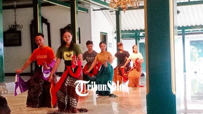 para-penari-berlatih-tarian-mandayasih-di-bangsal-prangwedanan-pura-mangkunegaran.jpg