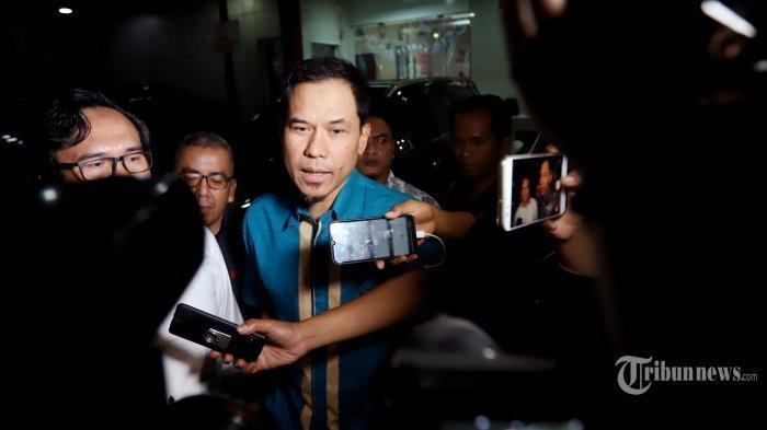 Munarman Bungkam, Tangan Diborgol, Mata Ditutup, Kuasa Hukum Sesalkan Hak Kliennya 'Diamputasi'