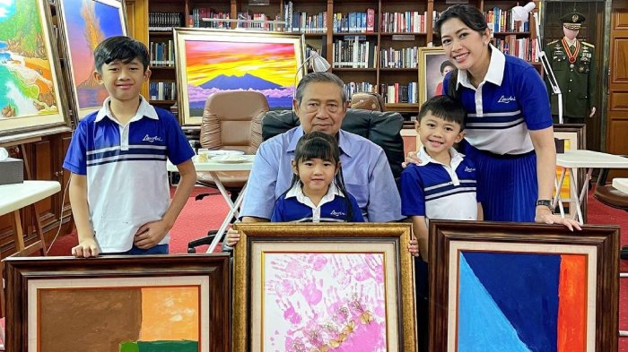 sby-dapat-kado-lukisan-dari-para-cucu.jpg