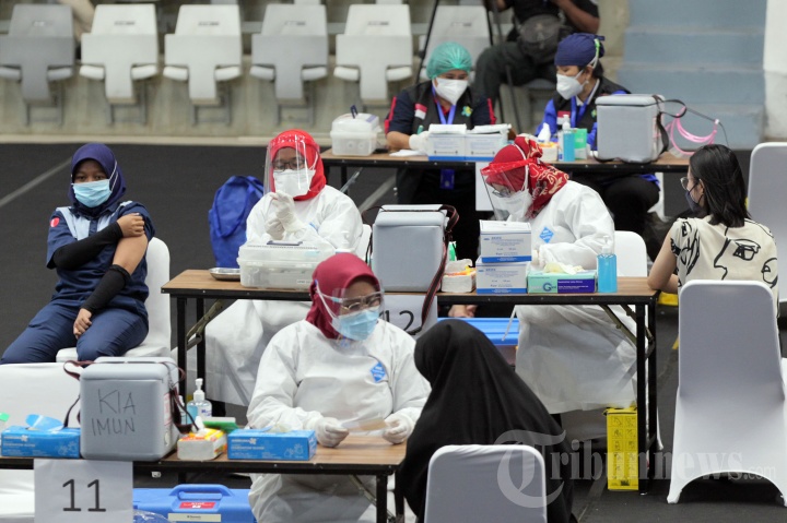 suasana-pemberian-vaksin-covid-19-sinovac-dosis-pertama-kepada-nakes-secara-massal.jpg