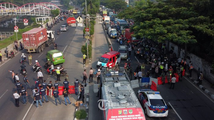 suasana-ppkm-pembatasan-menuju-jakarta-di-jalan-daan-mogot-kalideres-jakarta-barat.jpg