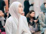 Aaliyah-Massaid-tampil-menawan-dengan-gamis-dan-hijab-putih.jpg