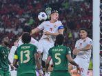 Aerial-duel-dari-bek-Timnas-Indonesia-Jay-Idzes.jpg