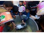 Anak-anak-Palestina-mengambil-bantuan-makanan-di-Kota-Rafah.jpg