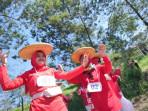 Anggota-PKK-tampak-antusias-mengikuti-lomba-nyunggi-tampah.jpg
