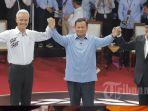 Anies-Baswedan-Prabowo-dan-Ganjar-Pranowo-setelah-debat-capres-selesai.jpg
