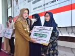 Bantuan-Bupati-Sukoharjo-Etik-Suryani.jpg