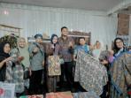 Bupati-Klaten-Hamenang-Wajar-Ismoyo-stand-batik.jpg