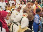 Bupati-Klaten-Sri-Mulyani-berkeliling-meninjau-stand-Expo-Pengawasan-dan-Pelayanan-Publik.jpg