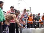 Bupati-Klaten-Sri-Mulyani-dropping-air-bersih-untuk-warga-Desa-Sidorejo-dan-Tegalmulyo.jpg