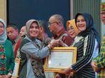 Bupati-Klaten-Sri-Mulyani-saat-menerima-penghargaan-Paramesti-dari-Kemenkes.jpg